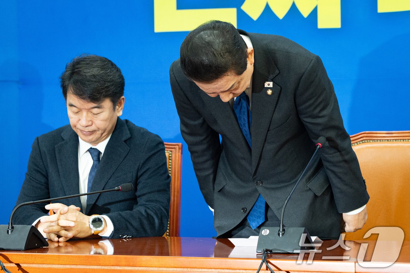 본문 이미지 - 김병기 더불어민주당 원내대표가 30일 서울 여의도 국회에서 열린 원내대책회의에서 원내대표직 사퇴를 밝히기 앞서 고개 숙여 사과하고 있다. 2025.12.30/뉴스1 ⓒ News1 유승관 기자