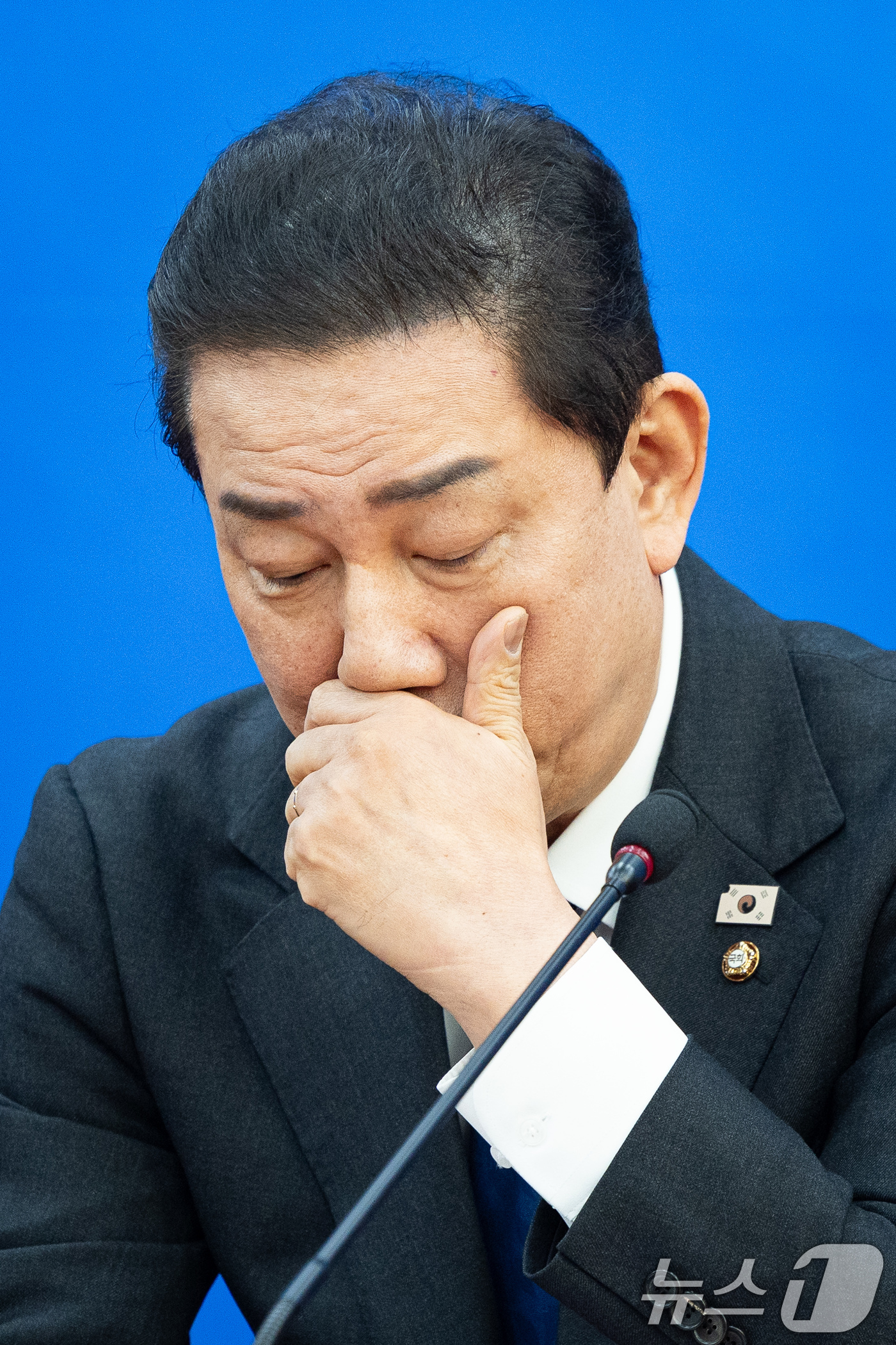 (서울=뉴스1) 유승관 기자 = 김병기 더불어민주당 원내대표가 30일 서울 여의도 국회에서 열린 원내대책회의에서 원내대표직 사퇴를 밝히기 전 기침하고 있다. 2025.12.30/뉴 …