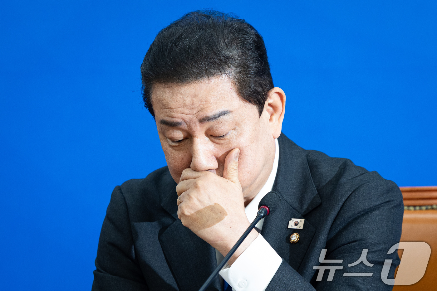 (서울=뉴스1) 유승관 기자 = 김병기 더불어민주당 원내대표가 30일 서울 여의도 국회에서 열린 원내대책회의에서 원내대표직 사퇴를 밝히기 전 기침하고 있다. 2025.12.30/뉴 …