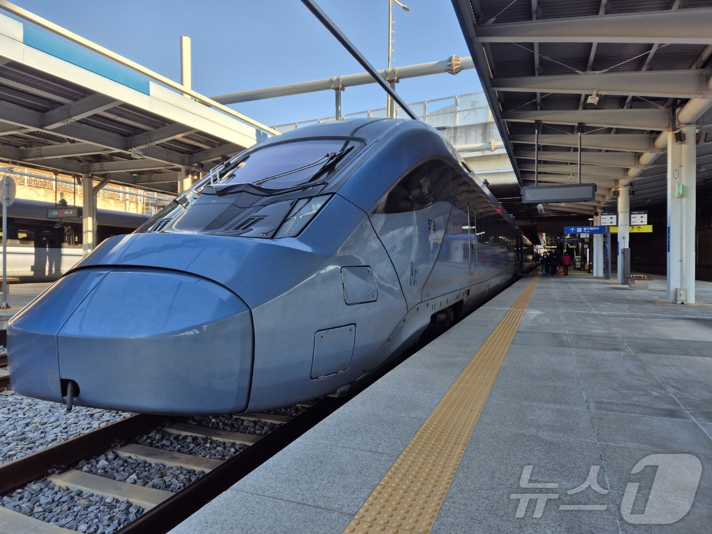 (강릉=뉴스1) 윤왕근 기자 = 30일 오전 강원 강릉역 승강장에서 동해선 KTX-이음 부전행 첫 열차가 출발을 앞두고 정차해 있다. 2025.12.30/뉴스1