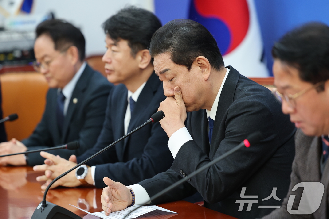 (서울=뉴스1) 이승배 기자 = 김병기 더불어민주당 원내대표가 30일 서울 여의도 국회에서 열린 원내대책회의에서 원내대표직 사퇴를 밝히기 전 기침하고 있다. 2025.12.30/뉴 …