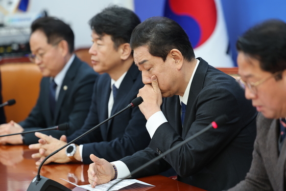 굳은 표정의 김병기