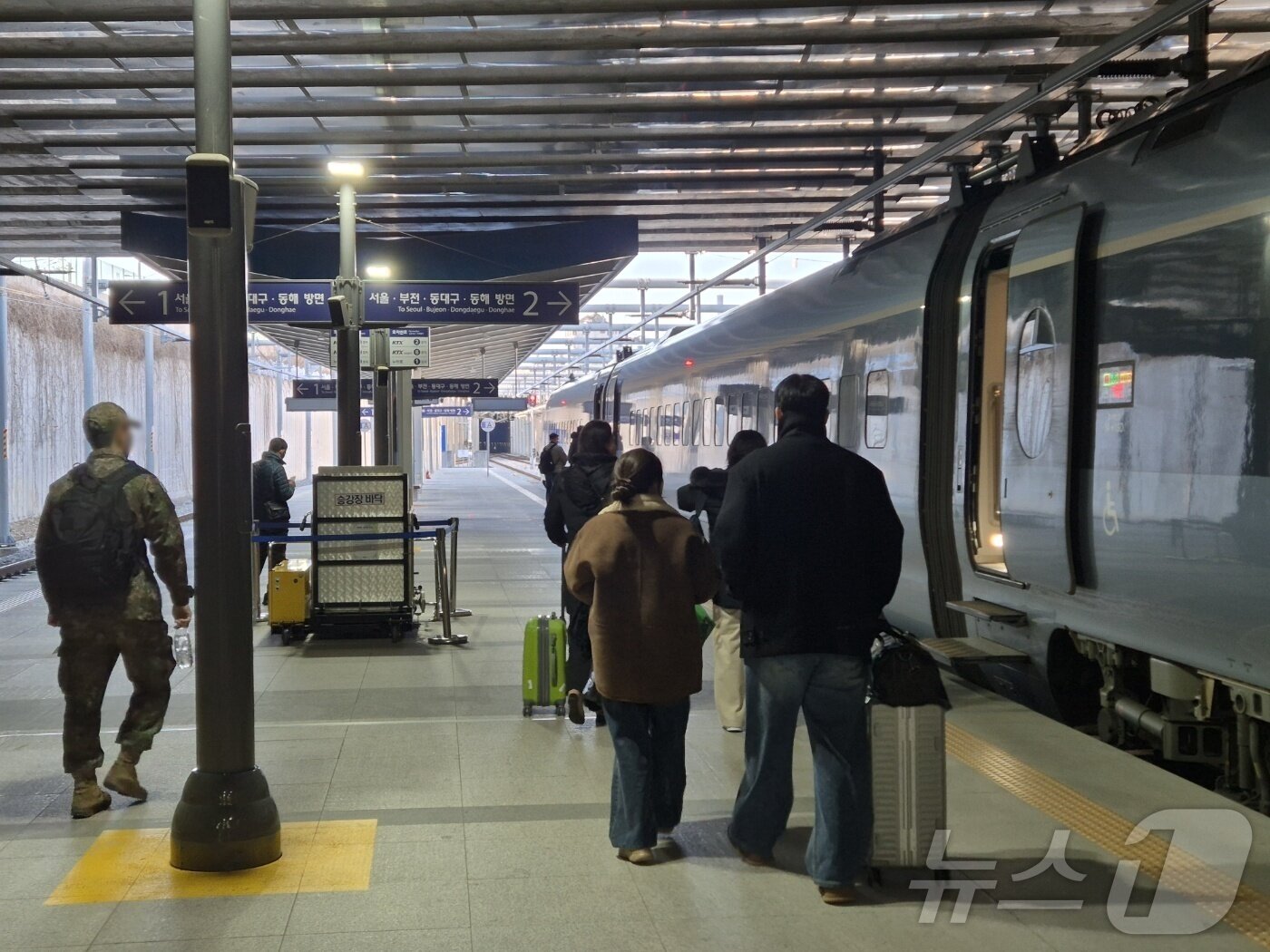 본문 이미지 - 30일 오전 동해선 KTX-이음이 첫 운행을 시작한 가운데 강원 강릉역 승강장에서 승객들이 부전행 첫 열차 탑승을 위해 플랫폼으로 향하고 있다.2025.12.30/뉴스1 ⓒ News1 윤왕근 기자
