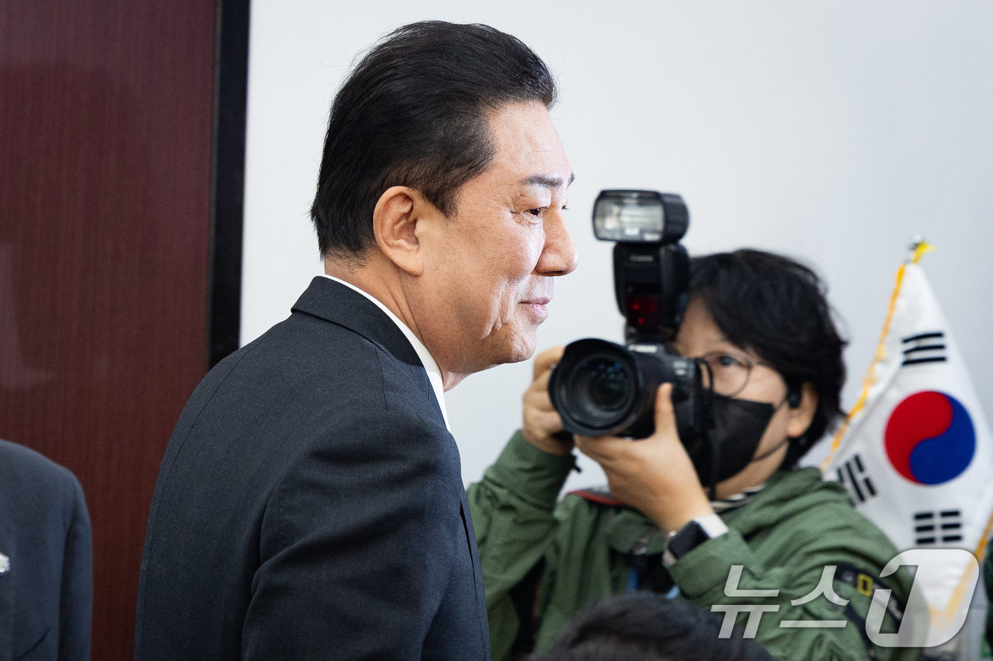 (서울=뉴스1) 유승관 기자 = 김병기 더불어민주당 원내대표가 30일 서울 여의도 국회에서 열린 원내대책회의에 참석하고 있다. 김 원내대표는 이날 신상발언을 통해 원내대표직 사퇴를 …