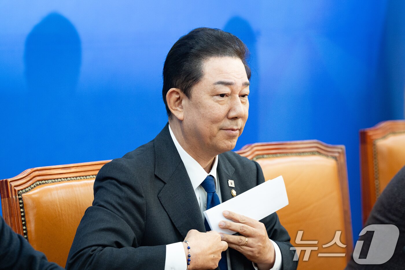 본문 이미지 - 김병기 더불어민주당 원내대표가 30일 서울 여의도 국회에서 열린 원내대책회의에서 원내대표직 사퇴를 밝힌 후 일어서고 있다. 2025.12.30/뉴스1 ⓒ News1 유승관 기자