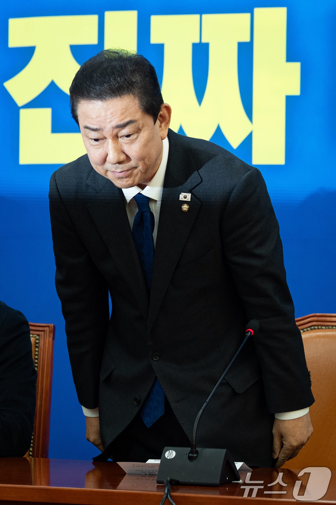 (서울=뉴스1) 유승관 기자 = 김병기 더불어민주당 원내대표가 30일 서울 여의도 국회에서 열린 원내대책회의에서 원내대표직 사퇴를 밝히기 앞서 고개 숙여 사과하고 있다. 2025. …