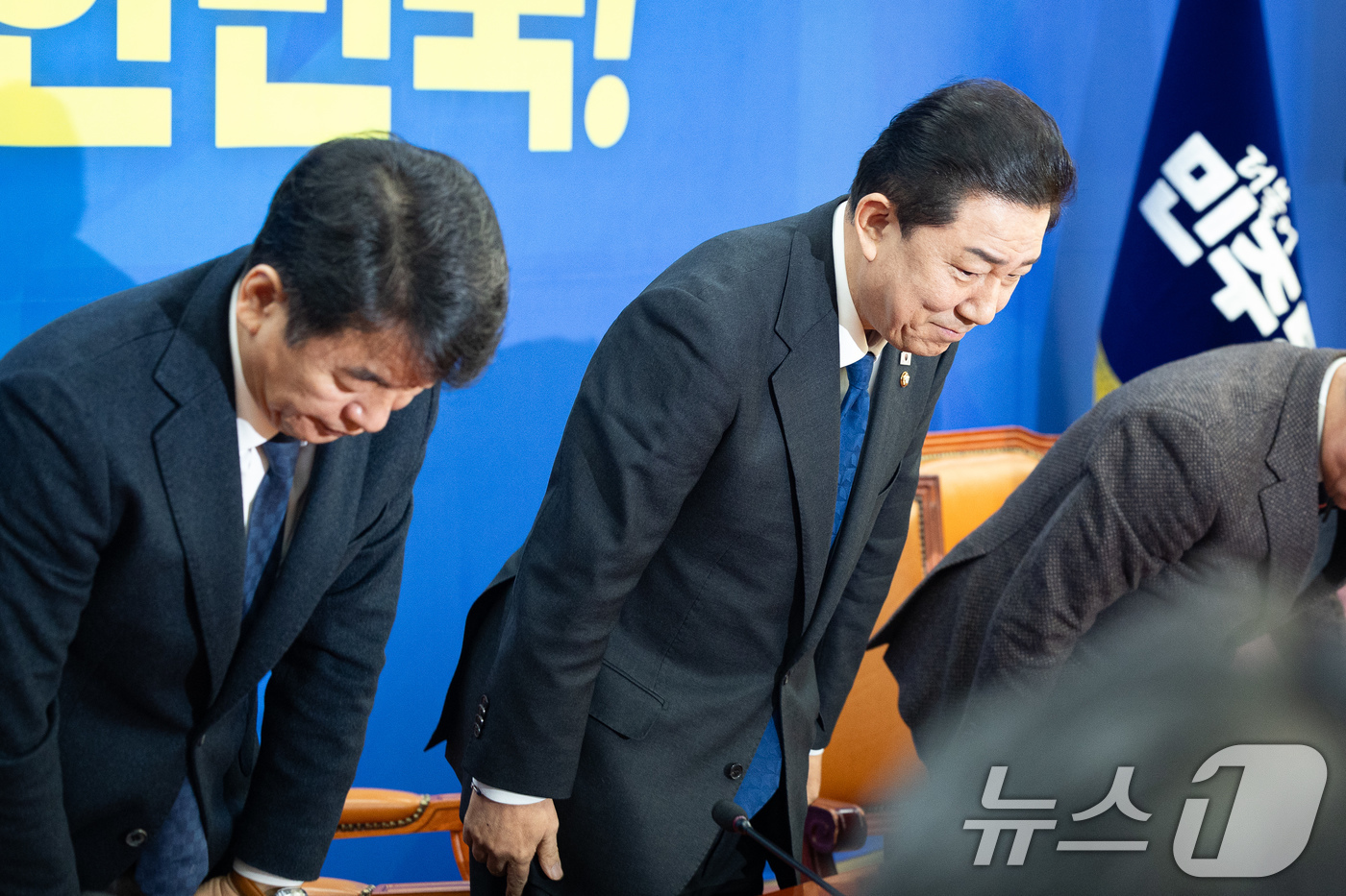 (서울=뉴스1) 유승관 기자 = 김병기 더불어민주당 원내대표가 30일 서울 여의도 국회에서 열린 원내대책회의에서 원내대표직 사퇴를 밝힌 후 고개숙여 인사하고 있다. 2025.12. …