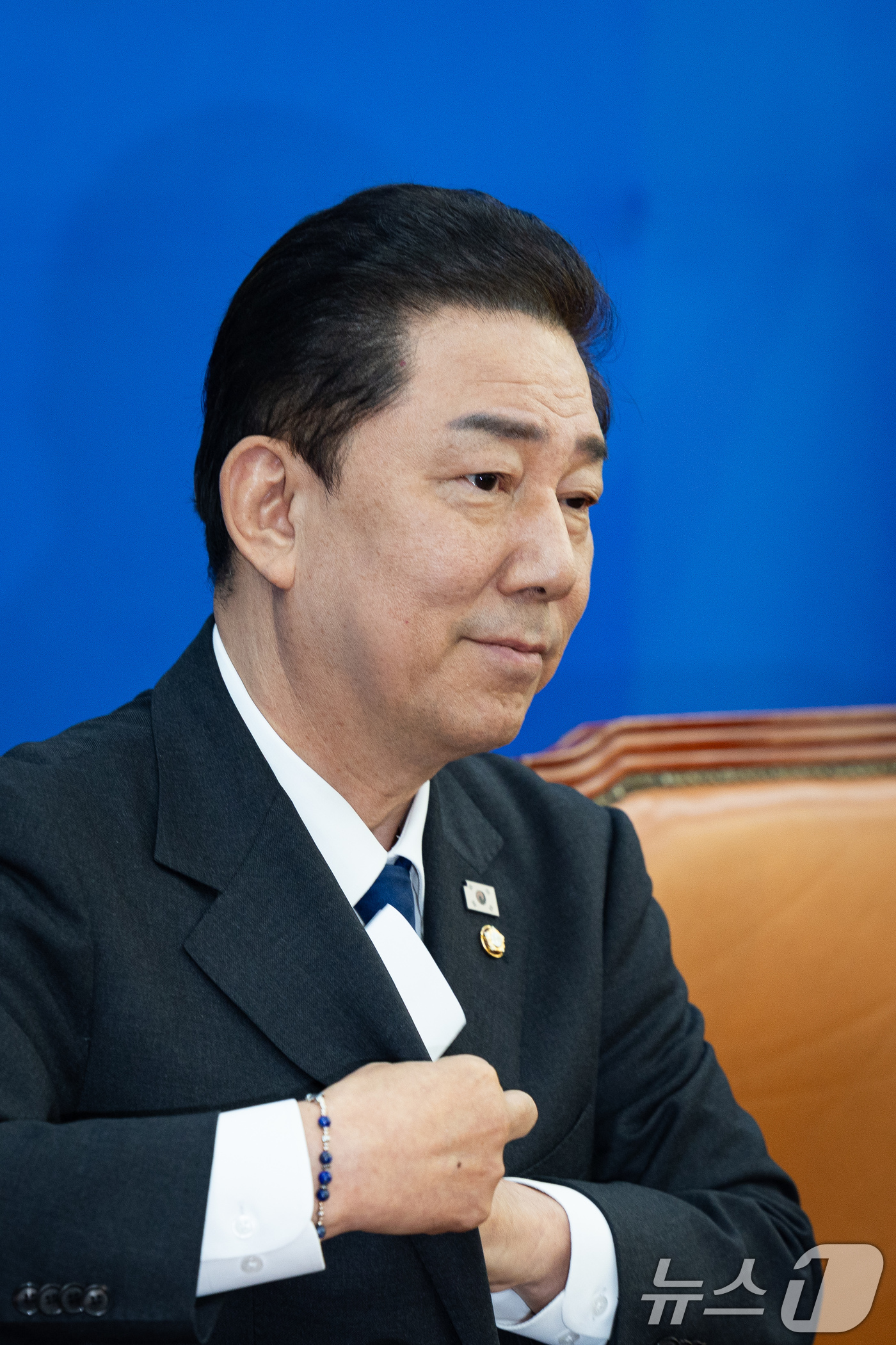 (서울=뉴스1) 유승관 기자 = 김병기 더불어민주당 원내대표가 30일 서울 여의도 국회에서 열린 원내대책회의에서 원내대표직 사퇴를 밝힌 후 일어서고 있다. 2025.12.30/뉴스 …