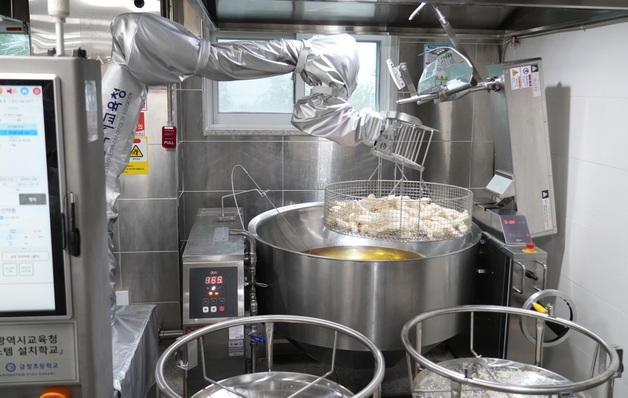 부산 학교급식실 '조리로봇' 호평…"종사자 근무여건 개선"