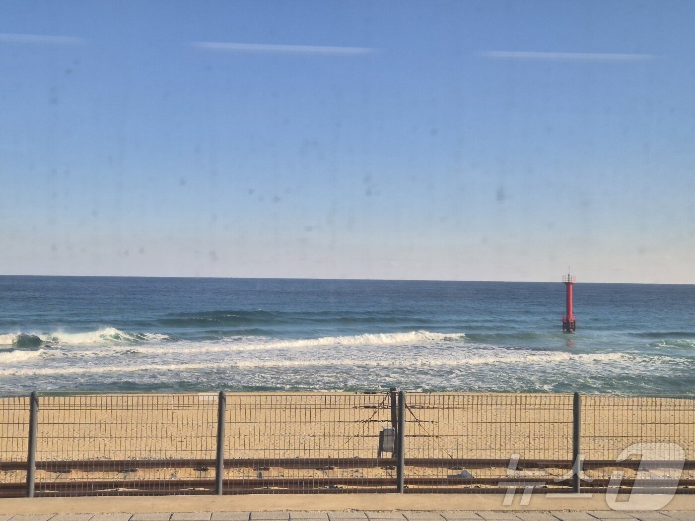 본문 이미지 - 30일 동해선 KTX-이음이 처음 투입된 가운데 강릉을 출발한 부전행 열차 창밖으로 동해 바다가 펼쳐지고 있다.2025.12.30/뉴스1 ⓒ News1 윤왕근 기자