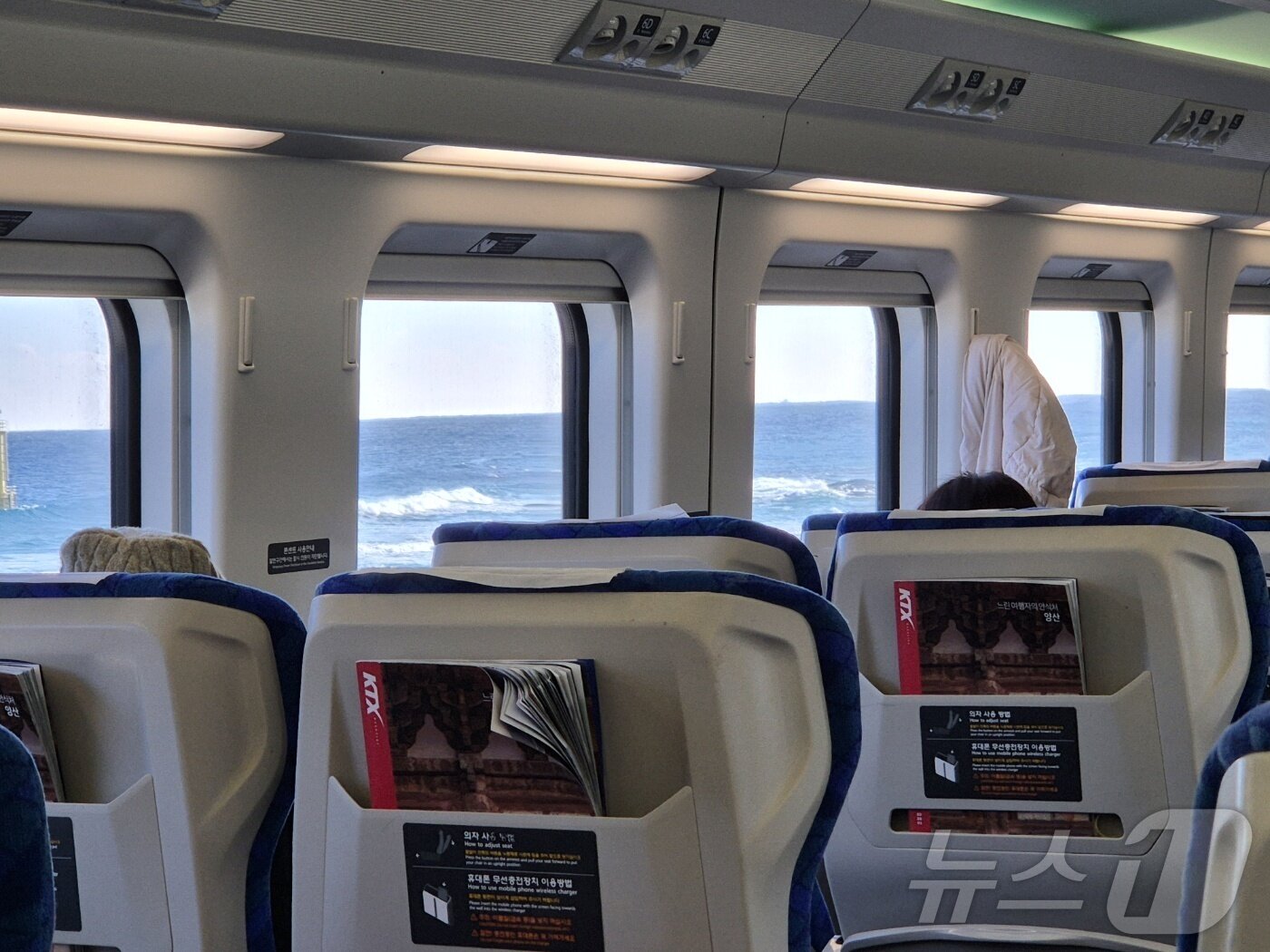 본문 이미지 - 30일 강릉발 부전행 동해선 KTX-이음 첫 열차 객실 창문 너머로 동해의 파도와 수평선이 한눈에 들어오고 있다. 2025.12.30/뉴스1 ⓒ News1 윤왕근 기자