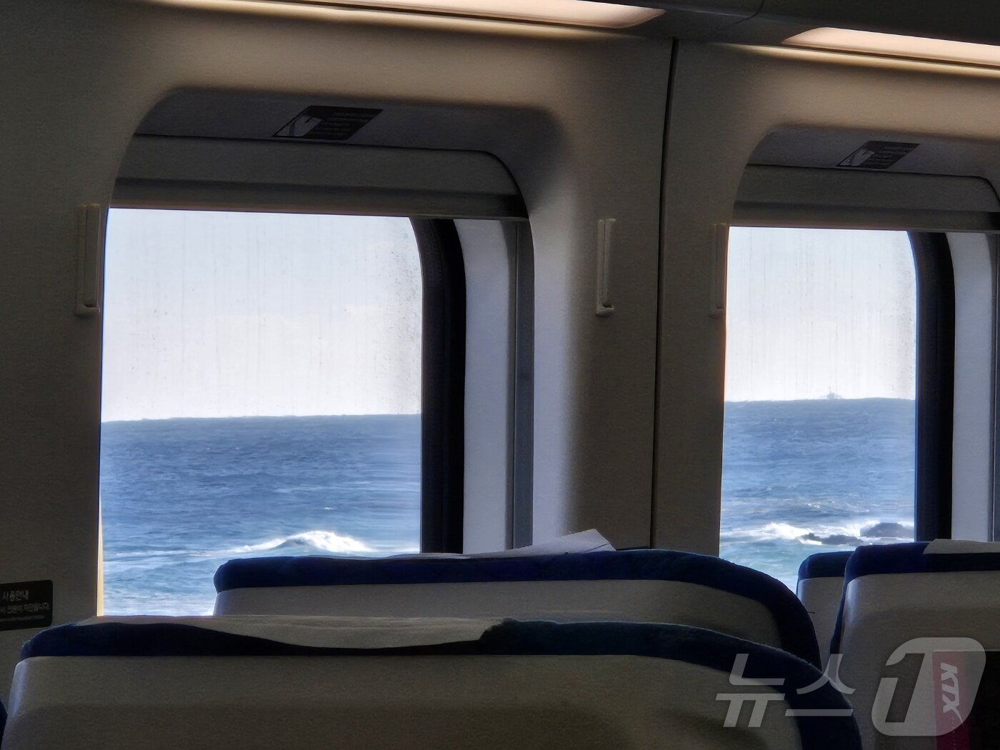 본문 이미지 - 동해선 KTX-이음 열차 객실 창문 너머로 동해의 파도와 수평선이 한눈에 들어오고 있다. ⓒ 뉴스1 윤왕근 기자