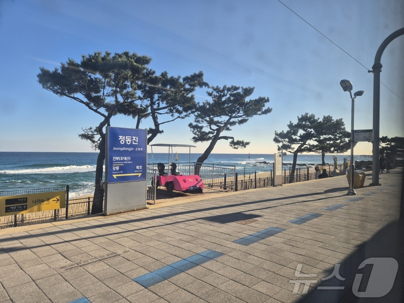 본문 이미지 - 동해선 KTX-이음 첫 운행 열차가 정동진역 인근을 통과하며 창밖으로 겨울 동해의 푸른 바다를 보여주고 있다. 2025.12.30 ⓒ 뉴스1  