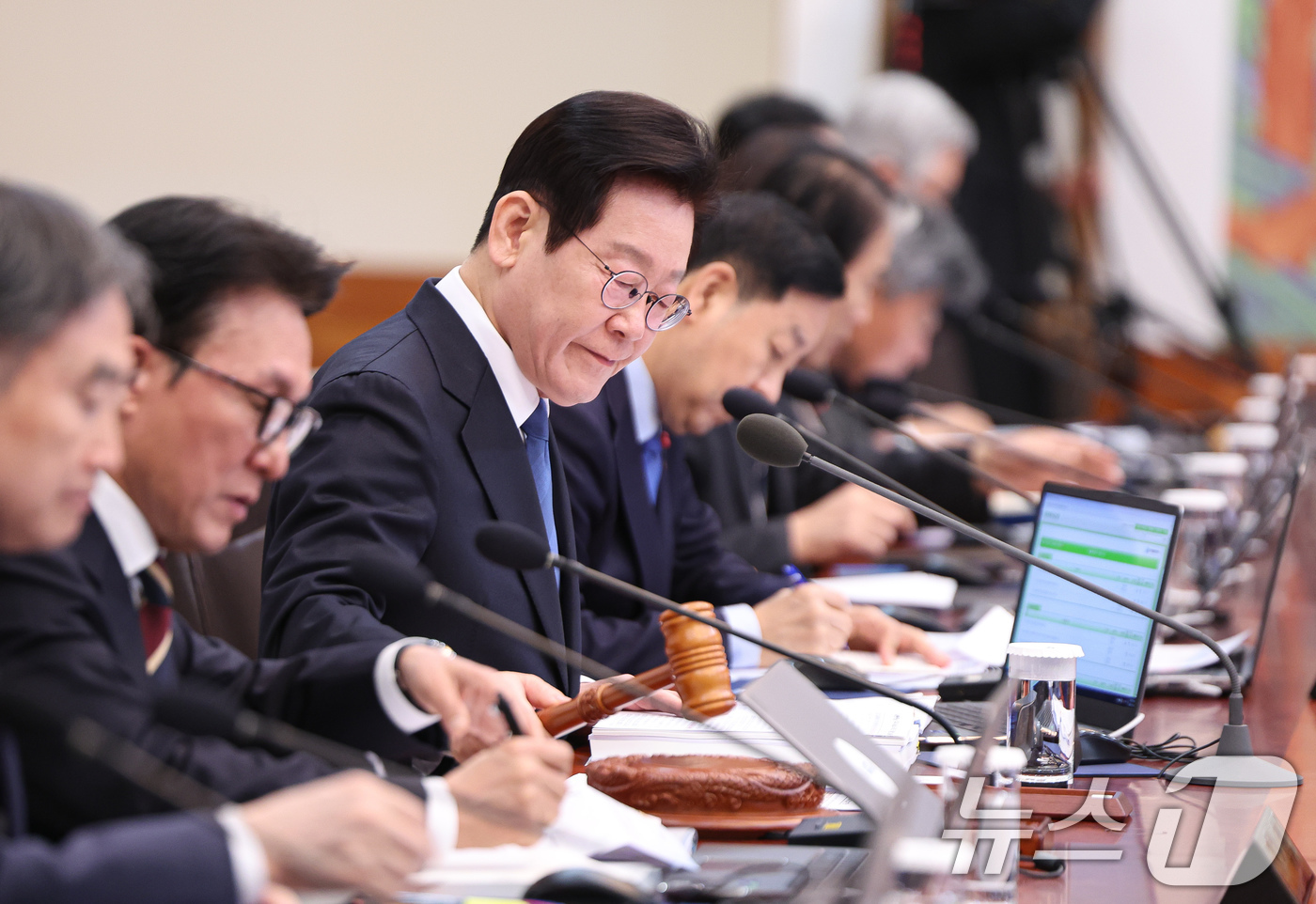 (서울=뉴스1) 허경 기자 = 이재명 대통령이 30일 청와대에서 열린 국무회의에서 의사봉을 두드리고 있다. 2025.12.30/뉴스1