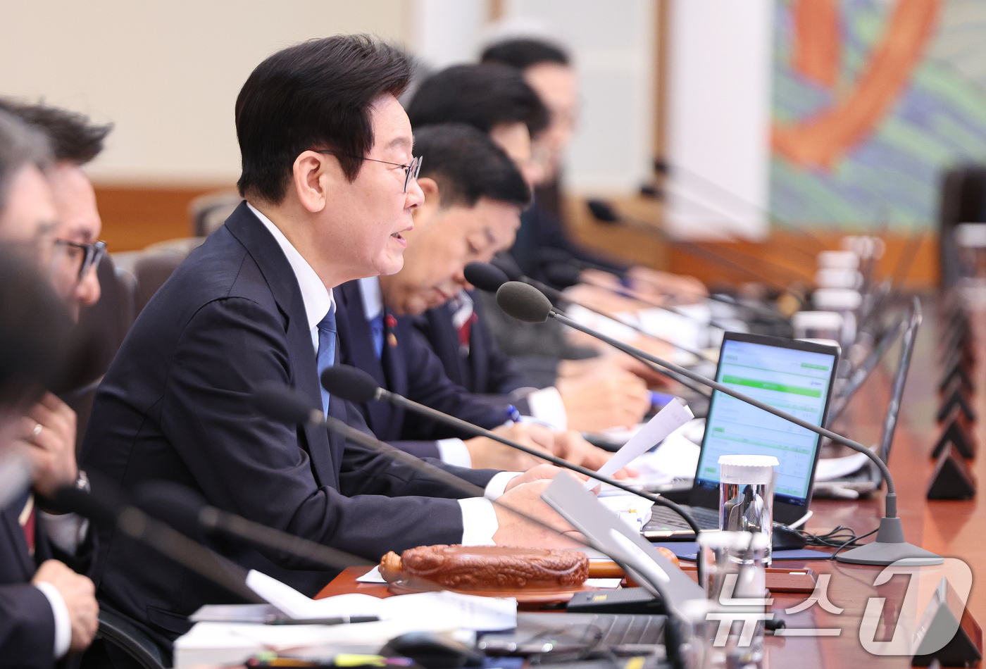 (서울=뉴스1) 허경 기자 = 이재명 대통령이 30일 청와대에서 열린 국무회의에 입장하고 있다.  2025.12.30/뉴스1