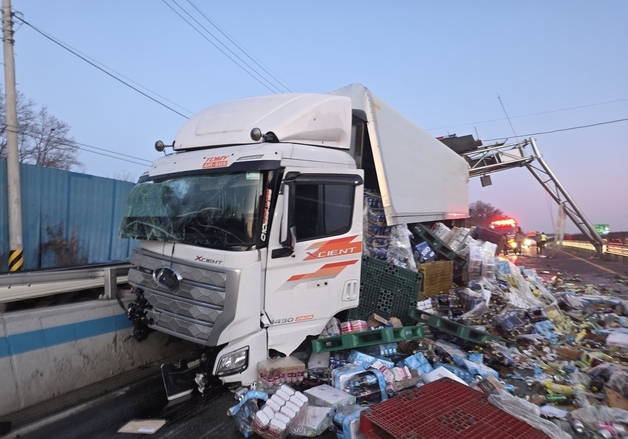 오창지하차도서 17톤 화물차 단독사고 음료수병 '와르르'…1명 부상