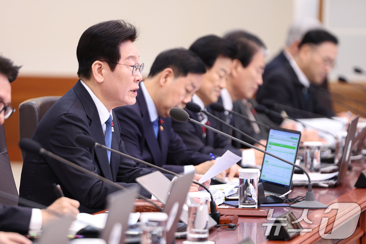 (서울=뉴스1) 허경 기자 = 이재명 대통령이 30일 청와대에서 열린 국무회의에서 발언하고 있다. 2025.12.30/뉴스1