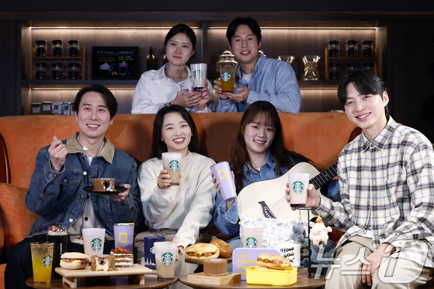 (서울=뉴스1) 박정호 기자 = 30일 오전 서울시 중구 장충단로 스타벅스 장충라운지 R점에서 모델들이 워너브라더스 텔레비전 인기 시트콤 '프렌즈' 컬래버레이션 음료와 푸드를 소개 …