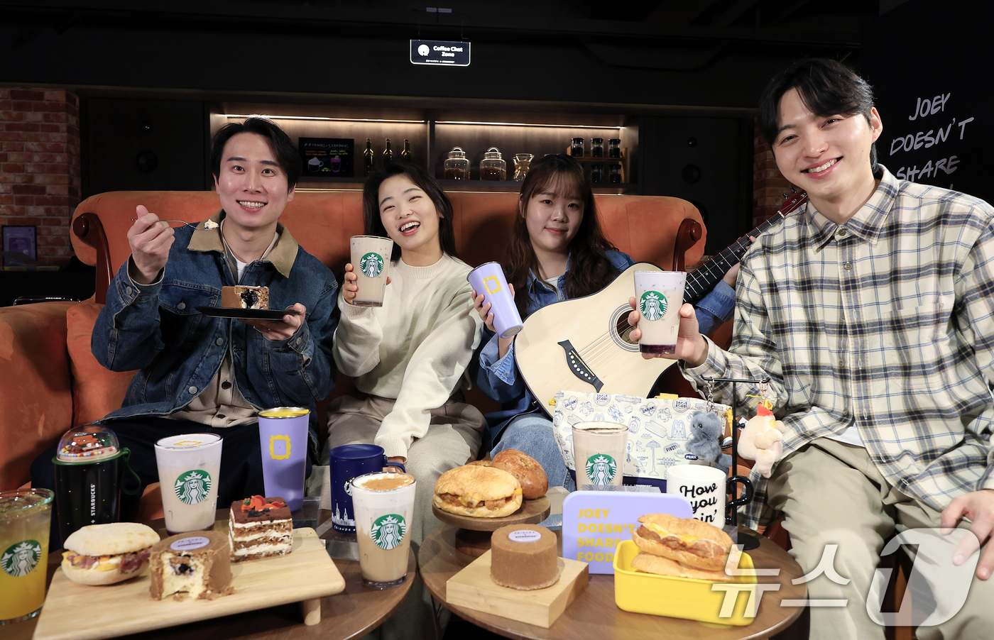 (서울=뉴스1) 박정호 기자 = 30일 오전 서울시 중구 장충단로 스타벅스 장충라운지 R점에서 모델들이 워너브라더스 텔레비전 인기 시트콤 '프렌즈' 컬래버레이션 음료와 푸드를 소개 …