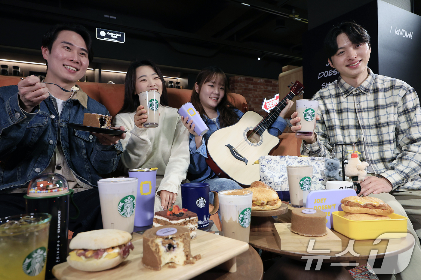 (서울=뉴스1) 박정호 기자 = 30일 오전 서울시 중구 장충단로 스타벅스 장충라운지 R점에서 모델들이 워너브라더스 텔레비전 인기 시트콤 '프렌즈' 컬래버레이션 음료와 푸드를 소개 …