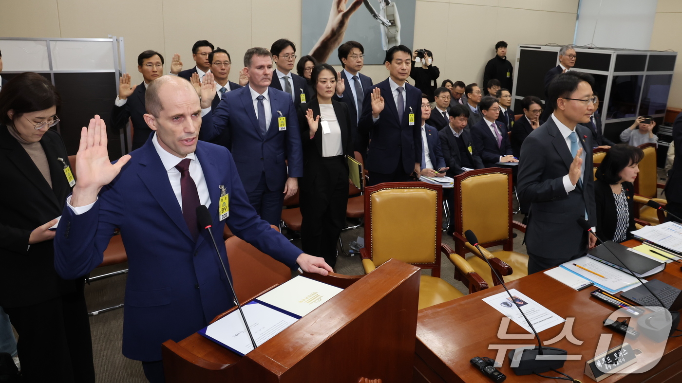 (서울=뉴스1) 장수영 기자 = 해롤드 로저스 쿠팡 대표이사가 30일 서울 여의도 국회에서 열린 제430회국회(임시회) 쿠팡 침해사고 및 개인정보 유출, 불공정 거래, 노동환경 실 …