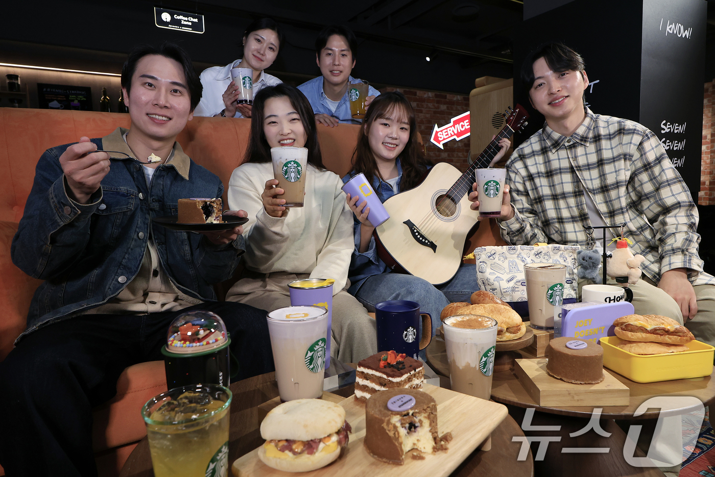 (서울=뉴스1) 박정호 기자 = 30일 오전 서울시 중구 장충단로 스타벅스 장충라운지 R점에서 모델들이 워너브라더스 텔레비전 인기 시트콤 '프렌즈' 컬래버레이션 음료와 푸드를 소개 …