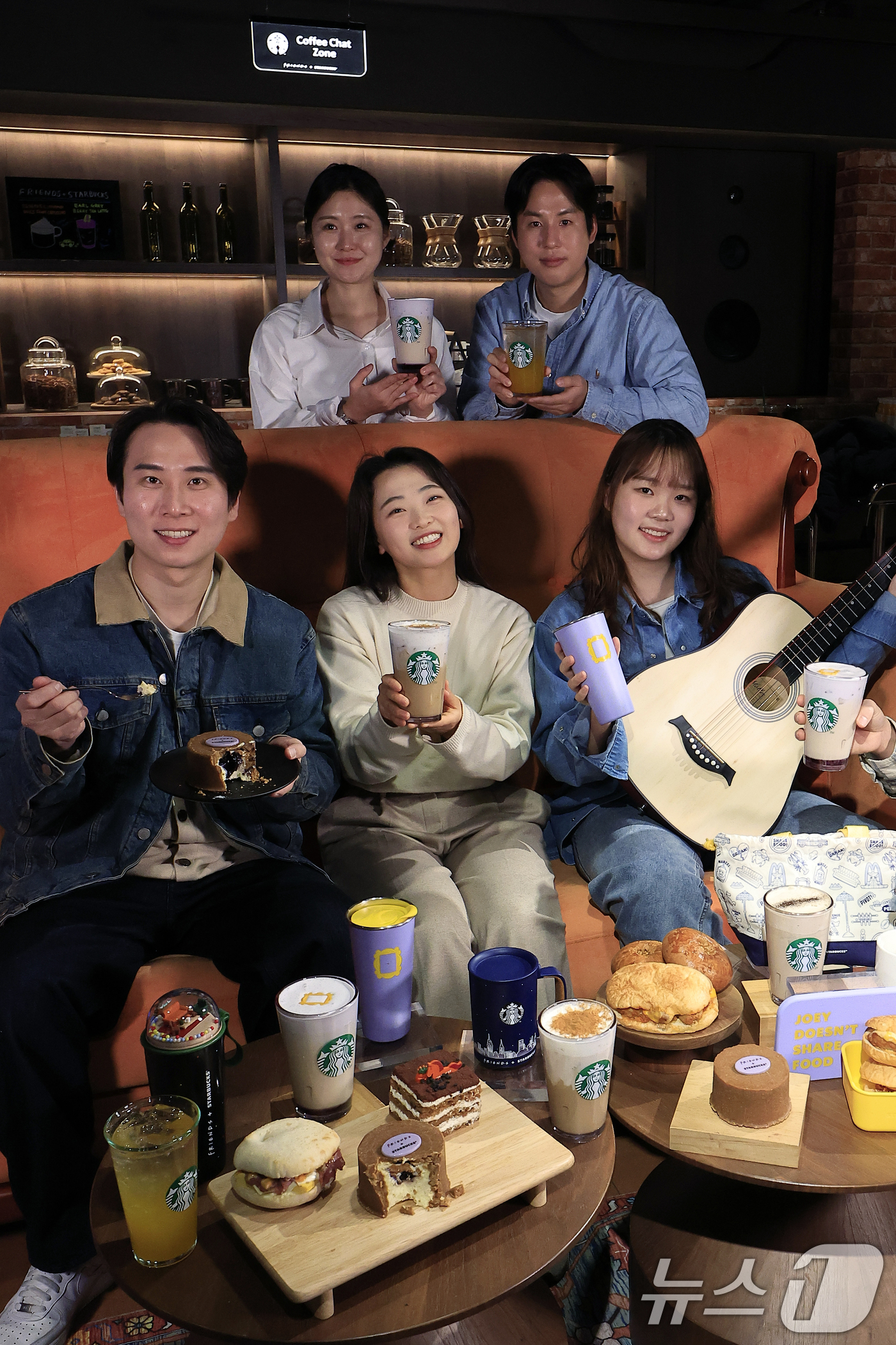 (서울=뉴스1) 박정호 기자 = 30일 오전 서울시 중구 장충단로 스타벅스 장충라운지 R점에서 모델들이 워너브라더스 텔레비전 인기 시트콤 '프렌즈' 컬래버레이션 음료와 푸드를 소개 …