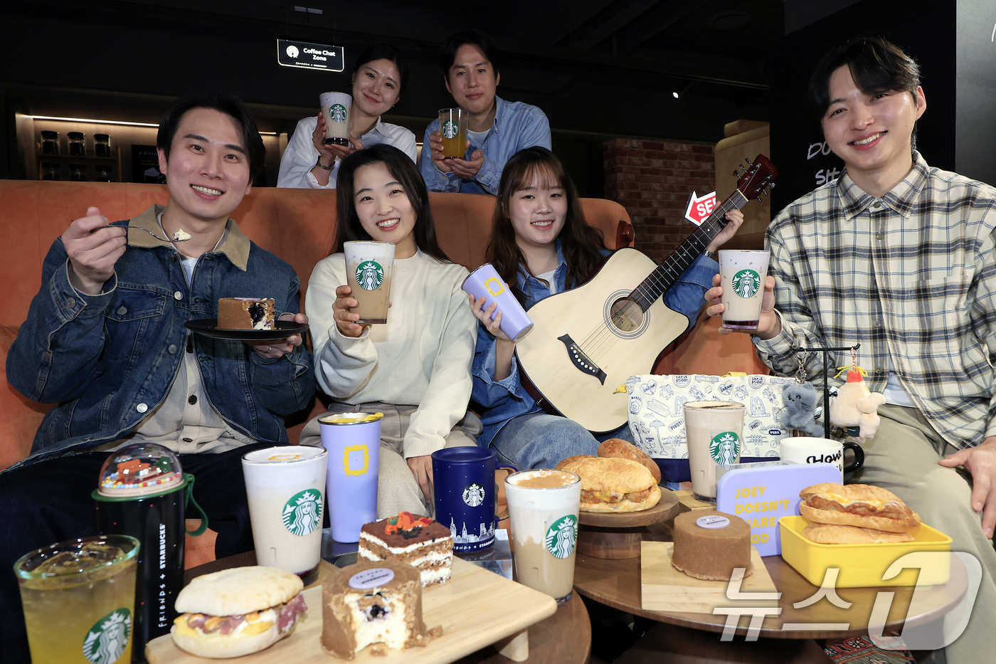 (서울=뉴스1) 박정호 기자 = 30일 오전 서울시 중구 장충단로 스타벅스 장충라운지 R점에서 모델들이 워너브라더스 텔레비전 인기 시트콤 '프렌즈' 컬래버레이션 음료와 푸드를 소개 …