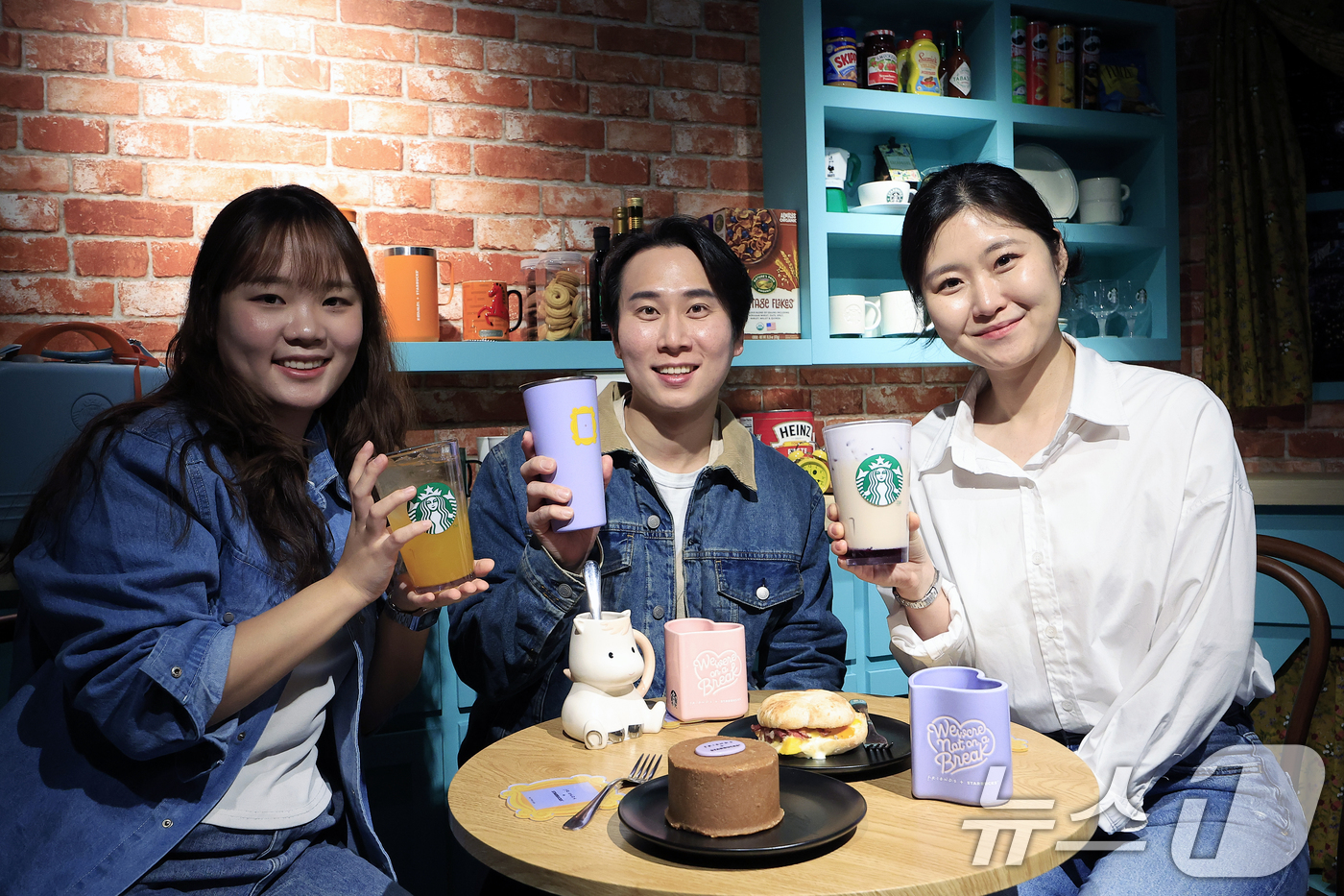 (서울=뉴스1) 박정호 기자 = 30일 오전 서울시 중구 장충단로 스타벅스 장충라운지 R점에서 모델들이 워너브라더스 텔레비전 인기 시트콤 '프렌즈' 컬래버레이션 음료와 푸드를 소개 …