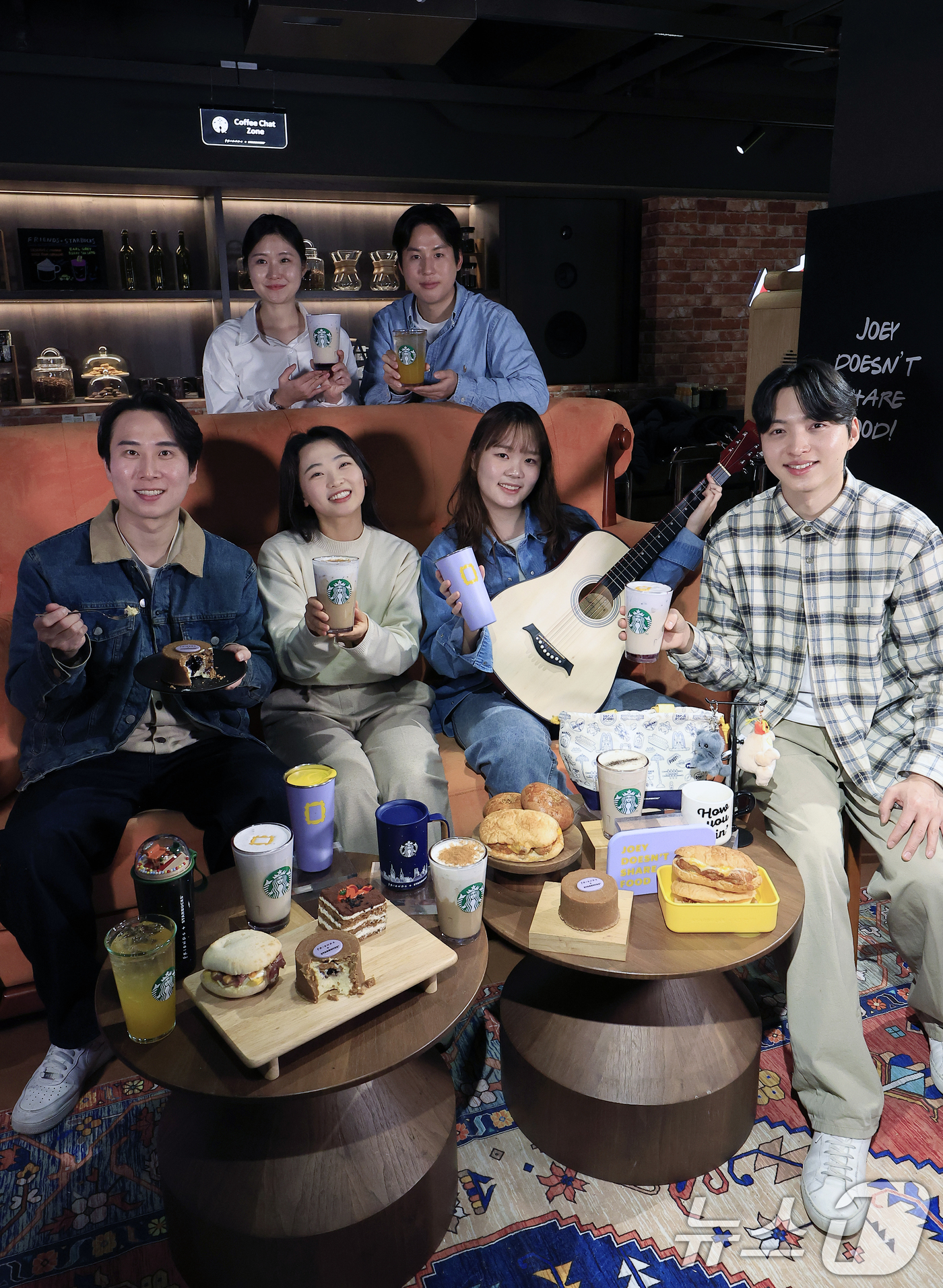 (서울=뉴스1) 박정호 기자 = 30일 오전 서울시 중구 장충단로 스타벅스 장충라운지 R점에서 모델들이 워너브라더스 텔레비전 인기 시트콤 '프렌즈' 컬래버레이션 음료와 푸드를 소개 …