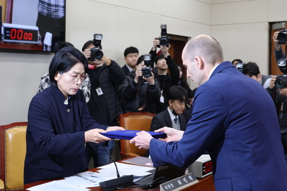 선서문 전달하는 해롤드 로저스 쿠팡 임시대표