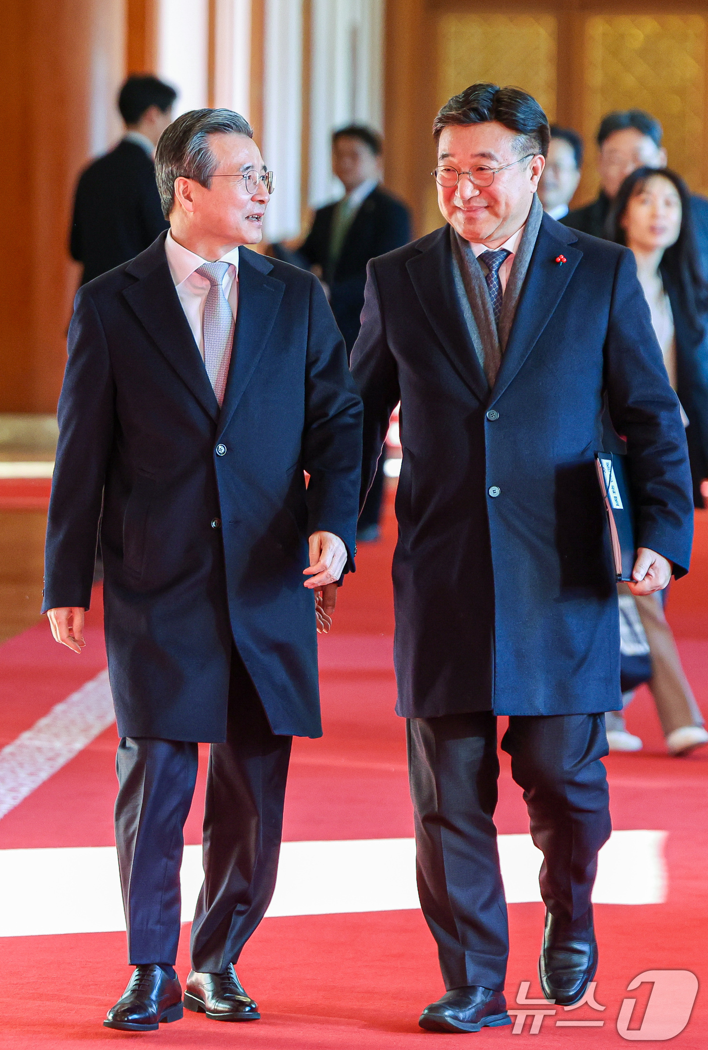 (서울=뉴스1) 허경 기자 = 김용범 정책실장(왼쪽)과 윤호중 행정안전부 장관이 30일 청와대에서 열린 국무회의에 입장하고 있다.  2025.12.30/뉴스1