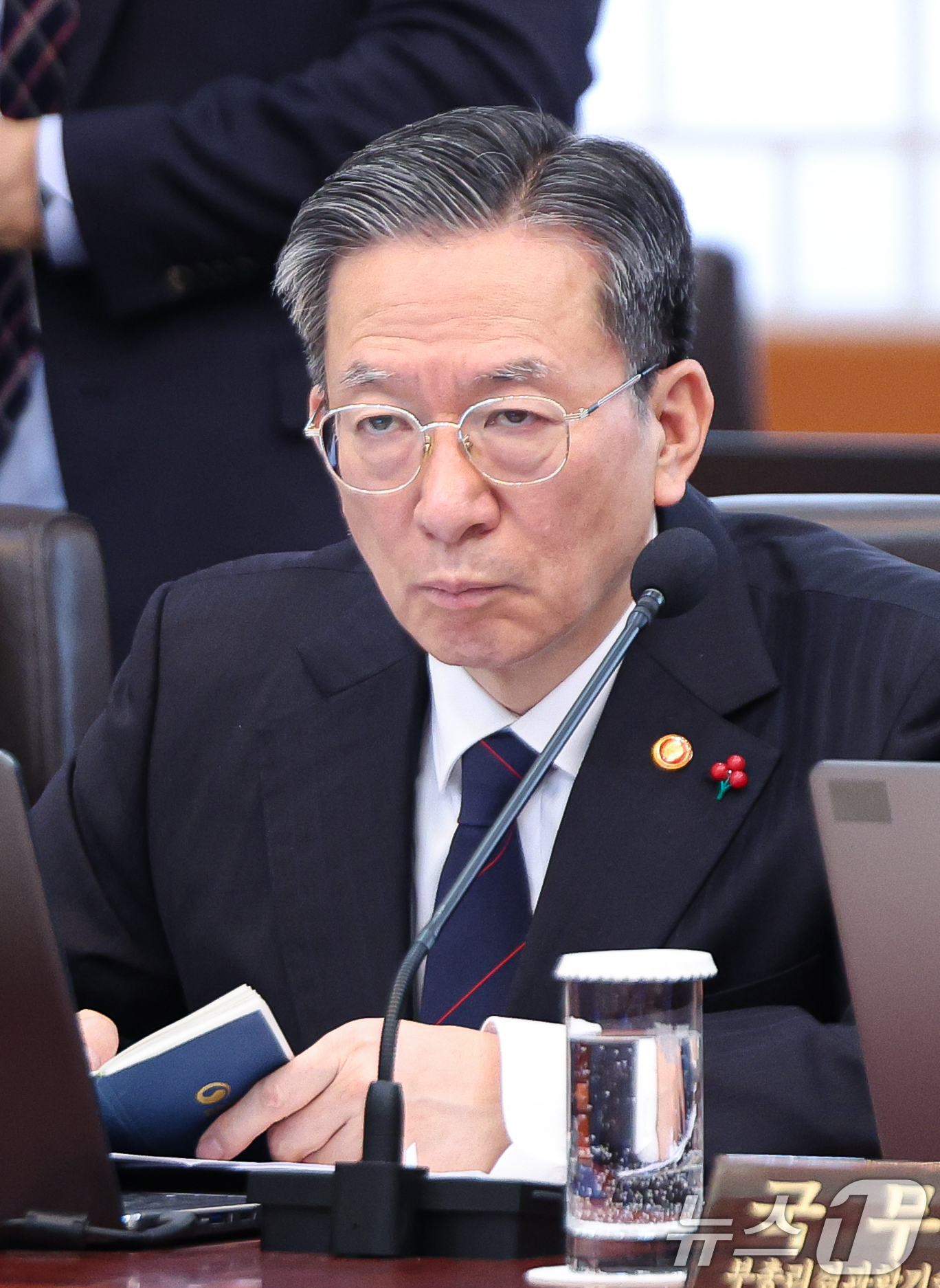 (서울=뉴스1) 허경 기자 = 정성호 법무부 장관이 30일 청와대에서 열린 국무회의에서 이재명 대통령의 발언을 듣고 있다. 2025.12.30/뉴스1