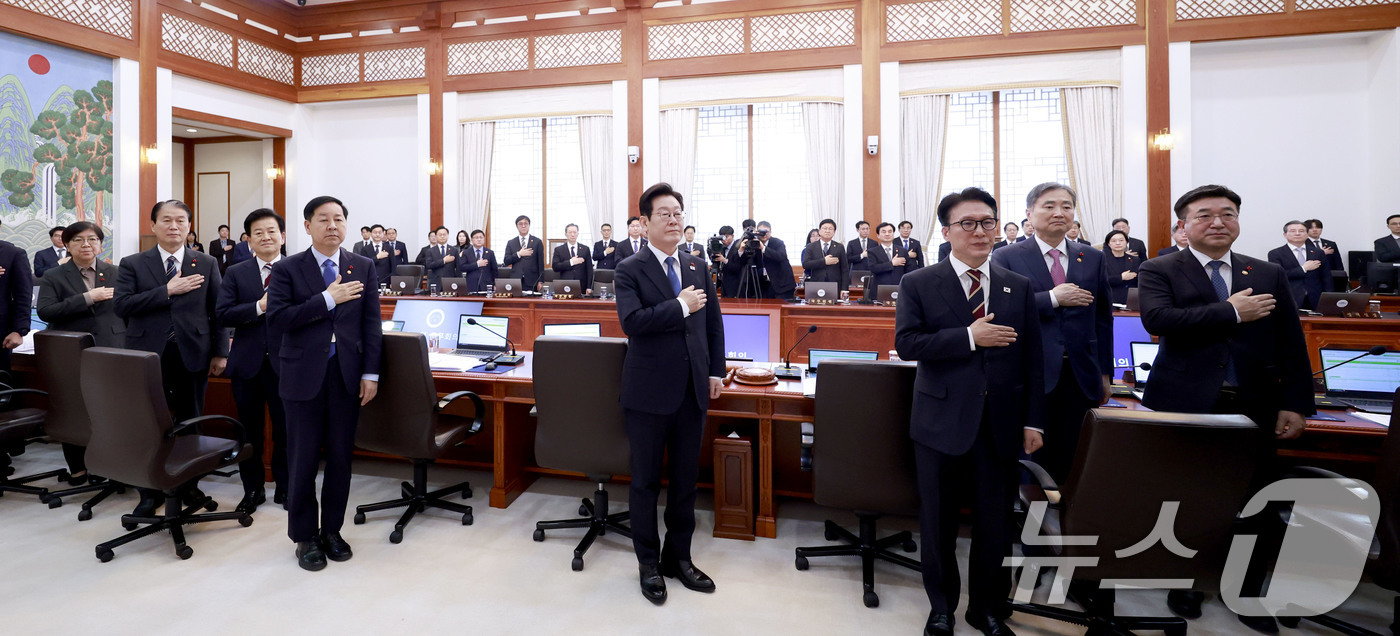 (서울=뉴스1) 허경 기자 = 이재명 대통령이 30일 청와대에서 열린 국무회의에서 국민의례를 하고 있다. (청와대통신사진기자단) 2025.12.30/뉴스1