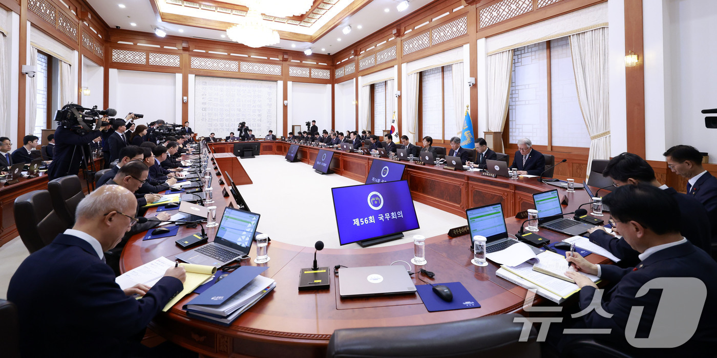 (서울=뉴스1) 허경 기자 = 이재명 대통령이 30일 청와대에서 열린 국무회의에서 발언하고 있다. (청와대통신사진기자단) 2025.12.30/뉴스1