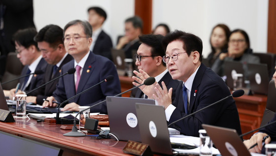 李대통령 "민주주의 위협하는 댓글 조작 너무 심해…수사성과 보고하라"