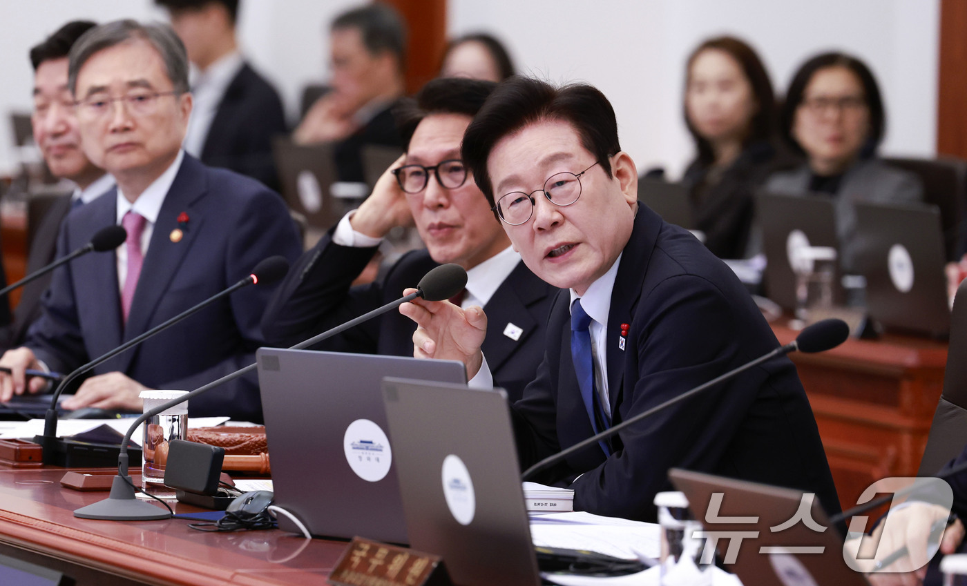 (서울=뉴스1) 허경 기자 = 이재명 대통령이 30일 청와대에서 열린 국무회의에서 발언하고 있다. (청와대통신사진기자단) 2025.12.30/뉴스1