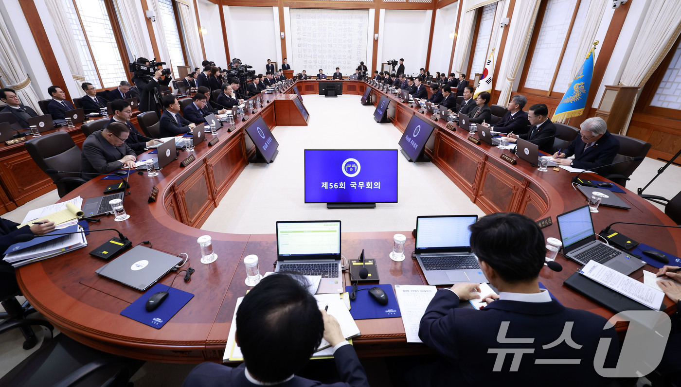 (서울=뉴스1) 허경 기자 = 이재명 대통령이 30일 청와대에서 열린 국무회의에서 발언하고 있다. (청와대통신사진기자단) 2025.12.30/뉴스1