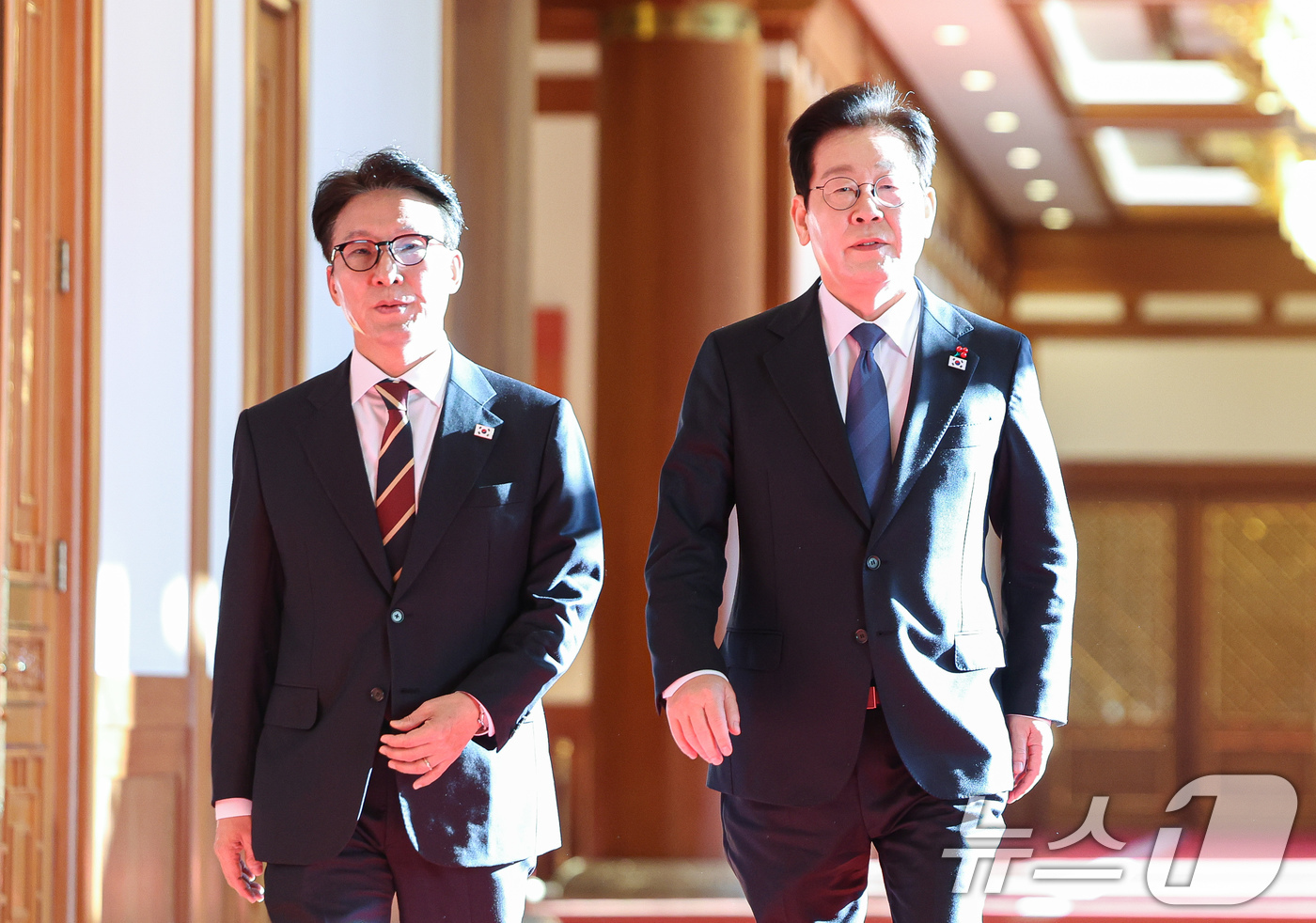 (서울=뉴스1) 허경 기자 = 이재명 대통령과 김민석 국무총리가 30일 청와대에서 열린 국무회의에 입장하고 있다. (청와대통신사진기자단) 2025.12.30/뉴스1