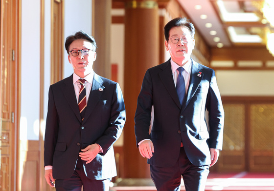 국무회의 참석하는 이재명 대통령