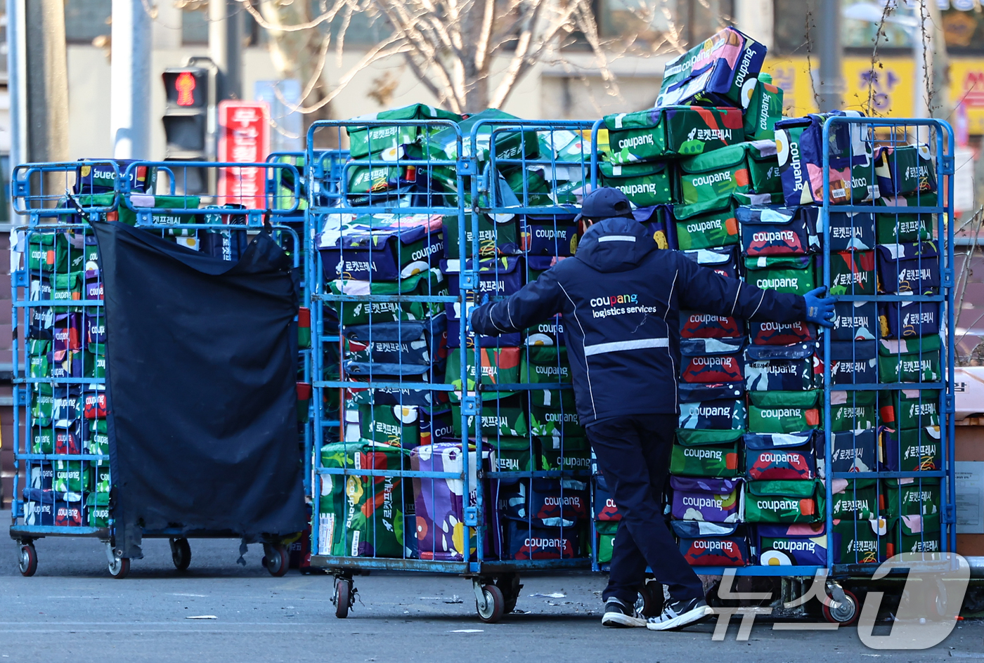 (서울=뉴스1) 김도우 기자 = 국회에서 30일부터 이틀간 '쿠팡 침해 사고 및 개인정보 유출, 불공정 거래, 노동환경 실태 파악과 재발 방지 대책 마련을 위한 청문회'가 진행된다 …