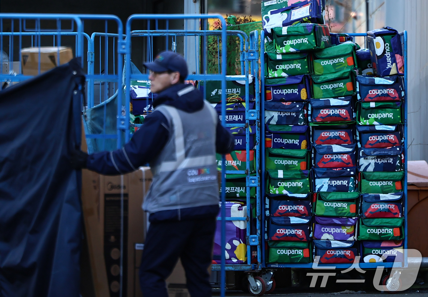 (서울=뉴스1) 김도우 기자 = 국회에서 30일부터 이틀간 '쿠팡 침해 사고 및 개인정보 유출, 불공정 거래, 노동환경 실태 파악과 재발 방지 대책 마련을 위한 청문회'가 진행된다 …