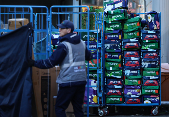 "탈팡·정부 압박에" 쿠팡 3개월 연속 고용↓…지방·20대 일자리 '비상'