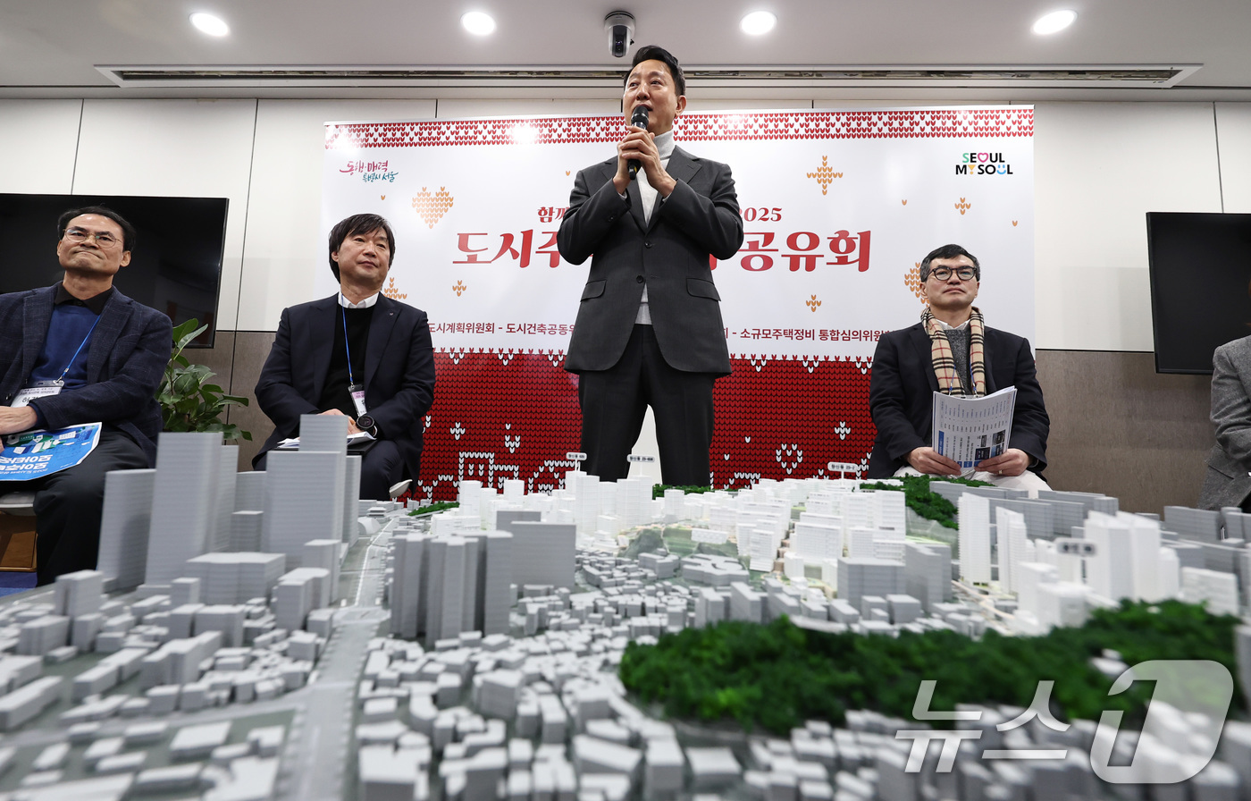 (서울=뉴스1) 구윤성 기자 = 오세훈 서울시장이 30일 오전 서울시청에서 열린 올해 도시주택 성과 공유회에서 인사말을 하고 있다. 2025.12.30/뉴스1