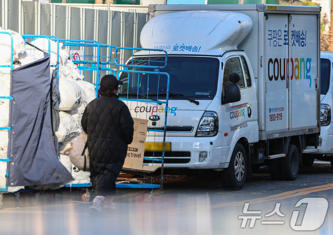 (서울=뉴스1) 김도우 기자 = 국회에서 30일부터 이틀간 '쿠팡 침해 사고 및 개인정보 유출, 불공정 거래, 노동환경 실태 파악과 재발 방지 대책 마련을 위한 청문회'가 진행된다 …