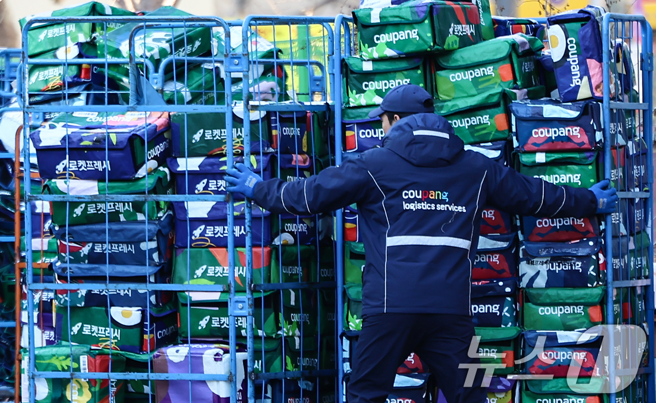 (서울=뉴스1) 김도우 기자 = 국회에서 30일부터 이틀간 '쿠팡 침해 사고 및 개인정보 유출, 불공정 거래, 노동환경 실태 파악과 재발 방지 대책 마련을 위한 청문회'가 진행된다 …