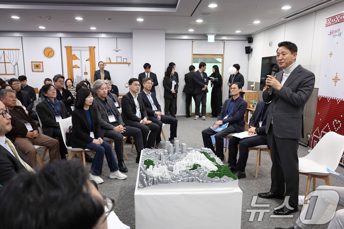 (서울=뉴스1) 구윤성 기자 = 오세훈 서울시장이 30일 오전 서울시청에서 열린 올해 도시주택 성과 공유회에 참석해 창신동 일대 재개발 관련 모형도를 앞에 두고 인사말을 하고 있다 …