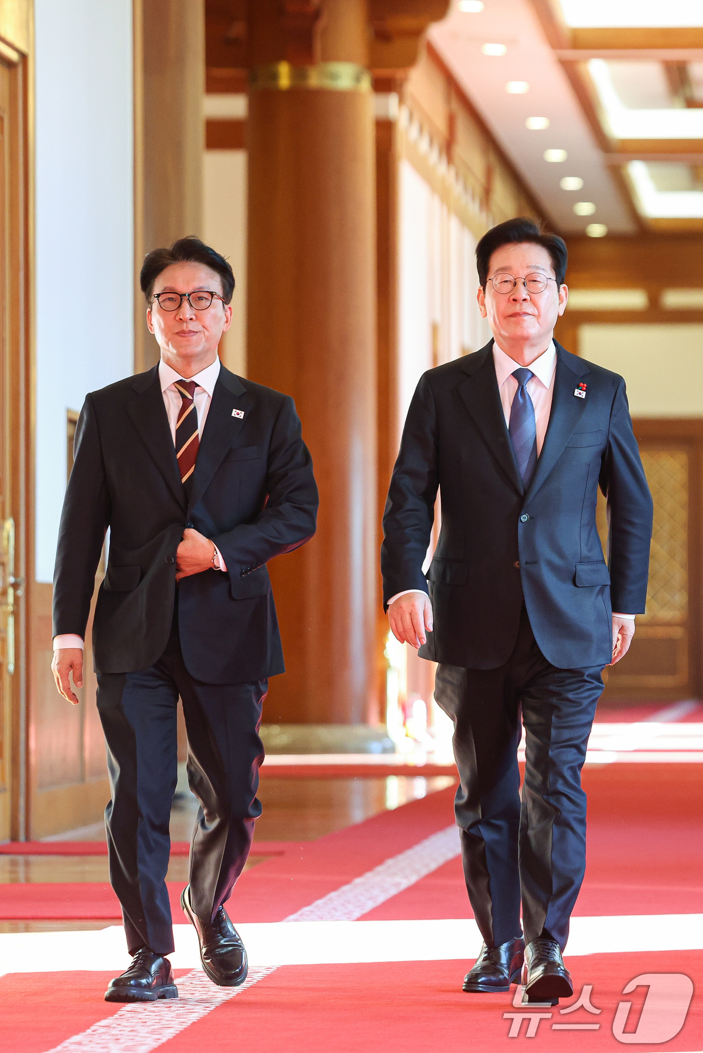 (서울=뉴스1) 허경 기자 = 이재명 대통령과 김민석 국무총리가 이재명 대통령이 30일 청와대에서 열린 국무회의에 입장하고 있다. 2025.12.30/뉴스1