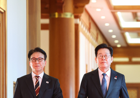 국무회의장 향하는 이재명 대통령·김민석 총리