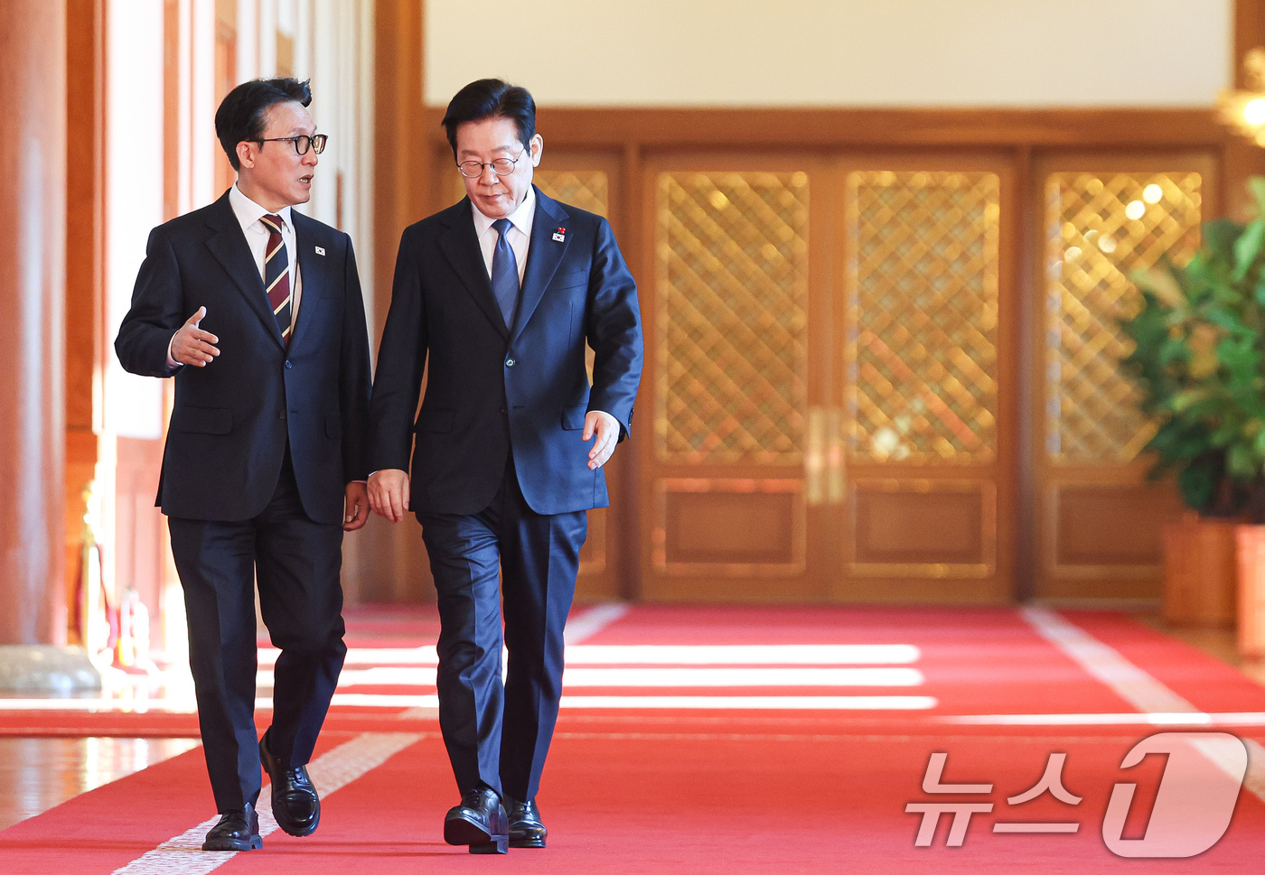 (서울=뉴스1) 허경 기자 = 이재명 대통령과 김민석 국무총리가 이재명 대통령이 30일 청와대에서 열린 국무회의에 입장하고 있다. 2025.12.30/뉴스1